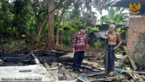 Baznas Muaro Jambi Salurkan ZIS Terhadap Bpk. Rd. Saman di Kelurahan Pijoan Pasca Kebakaran Rumah.