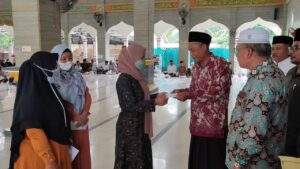 Baznas Muaro Jambi Salurkan Bantuan Biaya Pendidikan & Bantuan Modal Usaha di Kecamatan Bahar Utara.