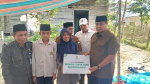 Badan Amil Zakat Kabupaten Muaro Jambi Berikan Bantuan Bedah Rumah Untuk Ibu Warmiyah.