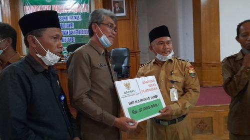 Penyaluran Bantuan Biaya Pendidikan (5)