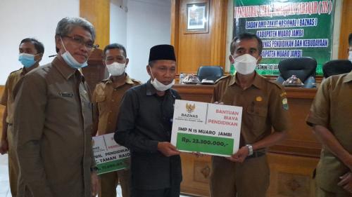 Penyaluran Bantuan Biaya Pendidikan (6)