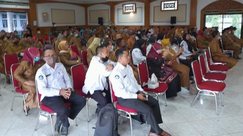 Suasana Penyaluran Bantuan Biaya Pendidikan (1)