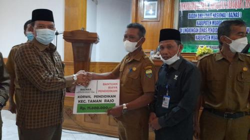 Penyaluran Bantuan Biaya Pendidikan (4)