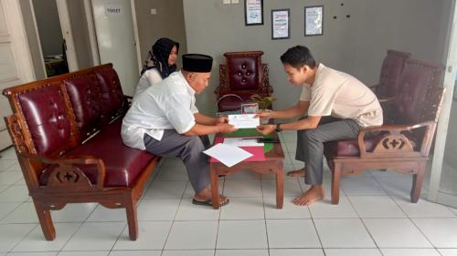 Penyerahan Bantuan Untuk Pengobatan Arcilla Kelurahan Sengeti