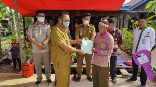 Penyerahan Sertifikat Tanah Kepada Warga (6)