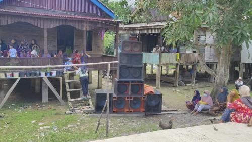 Antusias Warga Sekitar dalam Acara Serah Terima Bantuan Bedah Rumah