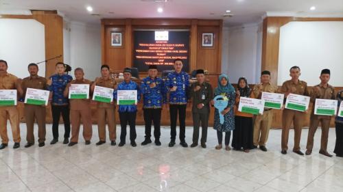 Foto-Bersama-Kegiatan-Penyaluran-Bantuan-Biaya-Pendidikan-UKM-dan-Bedah-Rumah