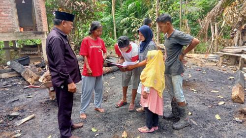 Penandatanganan-SPJ-Bantuan-Korban-Kebakaran-An-Mastura-RT-01-Desa-Mudung-Darat