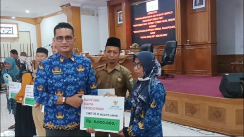 Penyaluran-Bantuan-Biaya-Pendidikan-Secara-Simbolis-01