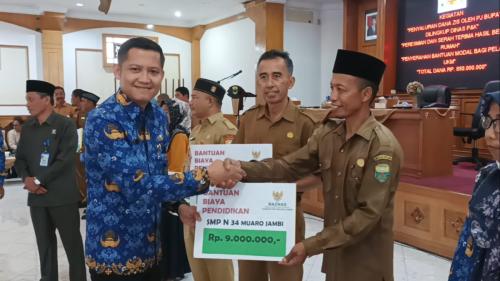 Penyaluran-Bantuan-Biaya-Pendidikan-Secara-Simbolis-02