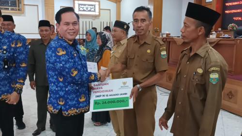 Penyaluran-Bantuan-Biaya-Pendidikan-Secara-Simbolis-03