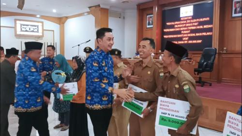 Penyaluran-Bantuan-Biaya-Pendidikan-Secara-Simbolis-Oleh-PJ.-Bupati-Muaro-Jambi