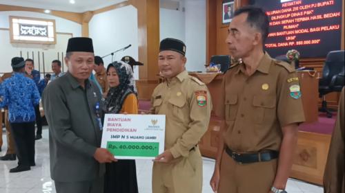 Penyaluran-Bantuan-Biaya-Pendidikan-Secara-Simbolis-oleh-Ketua-Baznas-Muaro-Jambi