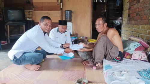 Penyaluran-Bantuan-Biaya-Pengobatan-An-Marjohan-RT-03-Desa-Tunas-Mudo