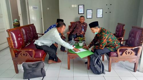 Penyerahan-Simbolis-Bantuan-20-Set-Kursi-Meja-Untuk-MIN-Mudung-Darat-I