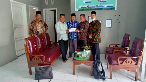 Penyerahan-Simbolis-Bantuan-20-Set-Kursi-Meja-Untuk-MIN-Mudung-Darat-II