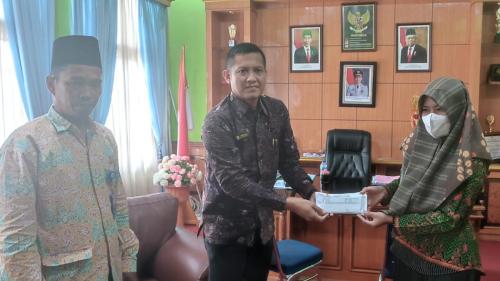 (19/01/2023) - Penyaluran Bantuan Bedah Rumah Untuk Ibu Guru Maisarah disaksikan Oleh Kadis Pendidikan