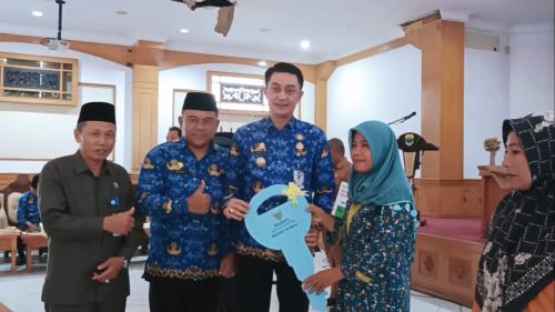 Serah-Terima-Bantuan-Bedah-Rumah-Oleh-PJ-Bupati