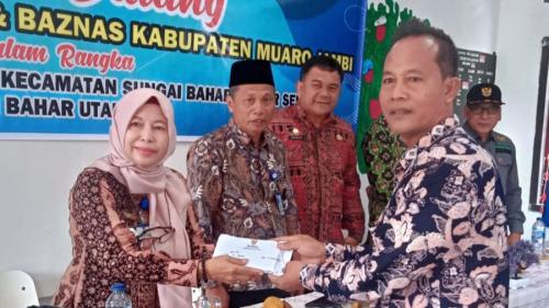 Sosialisasi-Bimbingan-Zakat-Serta-Serah-Terima-Bantuan-Biaya-Pendidikan-di-Bahar-09