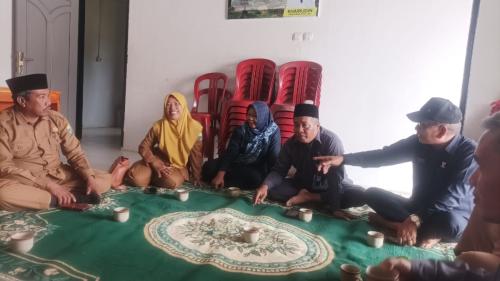 Suasana-di-Kantor-Desa-Bukit-Jaya-Sebelum-Memberikan-Bantuan